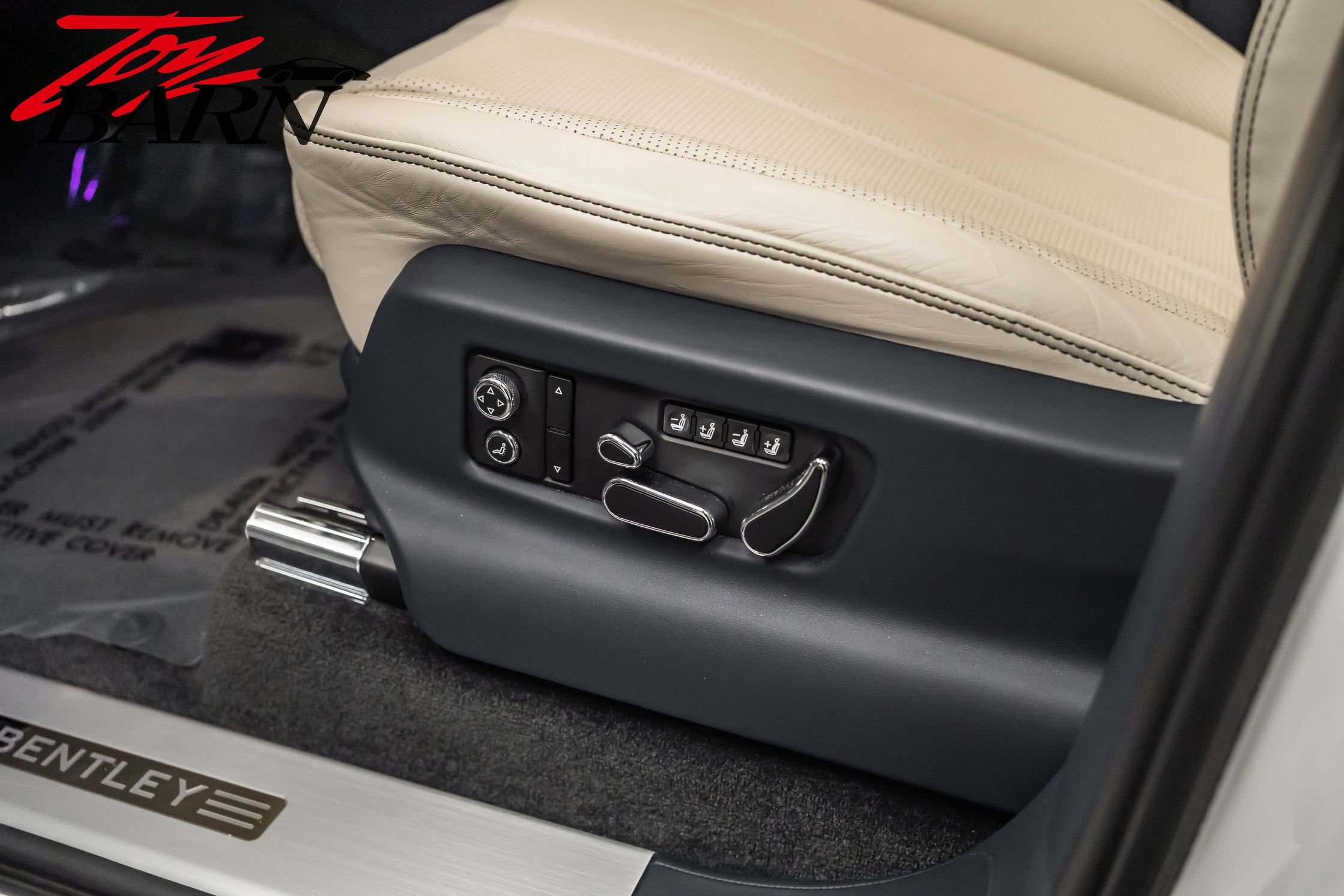 Used 2021 Bentley Bentayga image 24