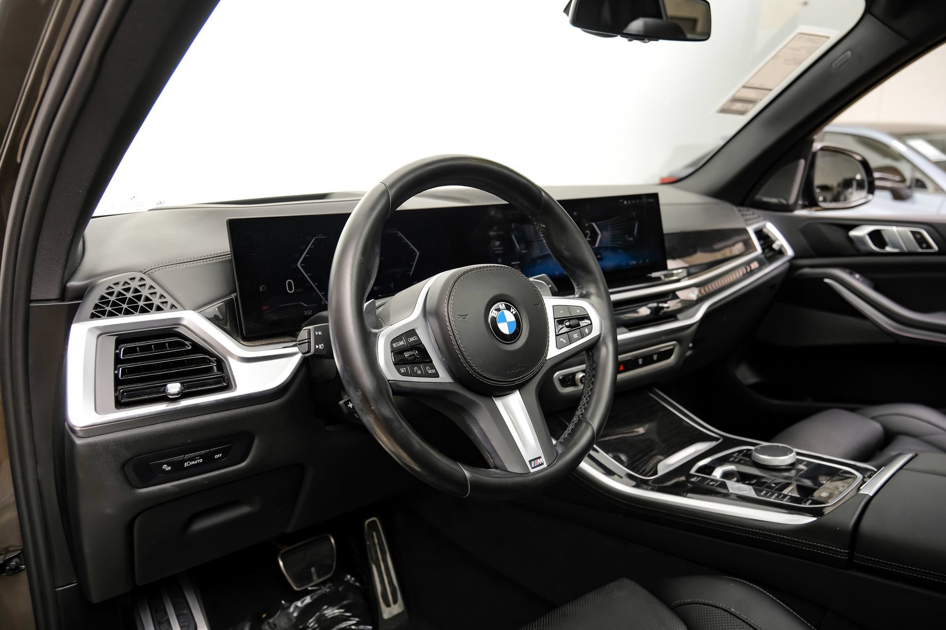 Used 2024 BMW X5 sDrive40i w/ M Sport Package RWD image 3