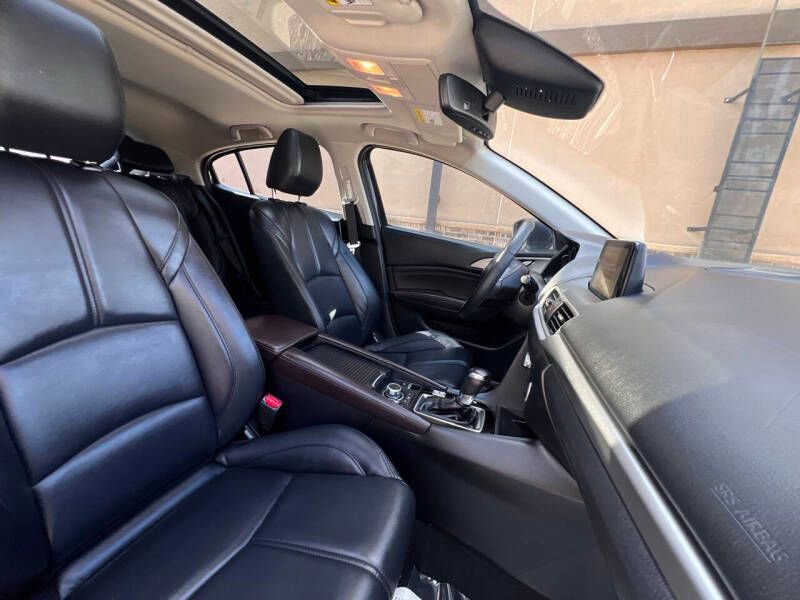 Used 2018 MAZDA MAZDA3 Touring FWD image 16