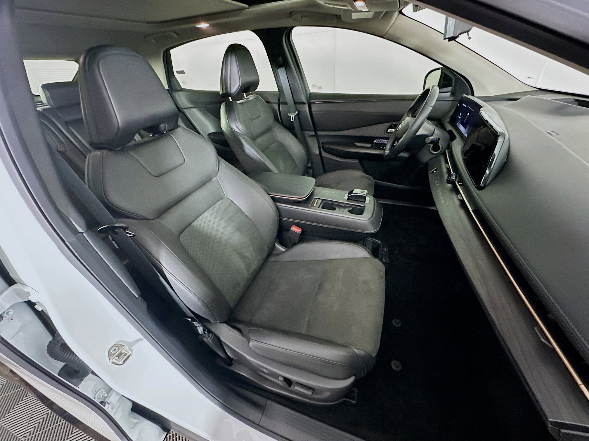 Used 2023 Nissan Ariya FWD image 33