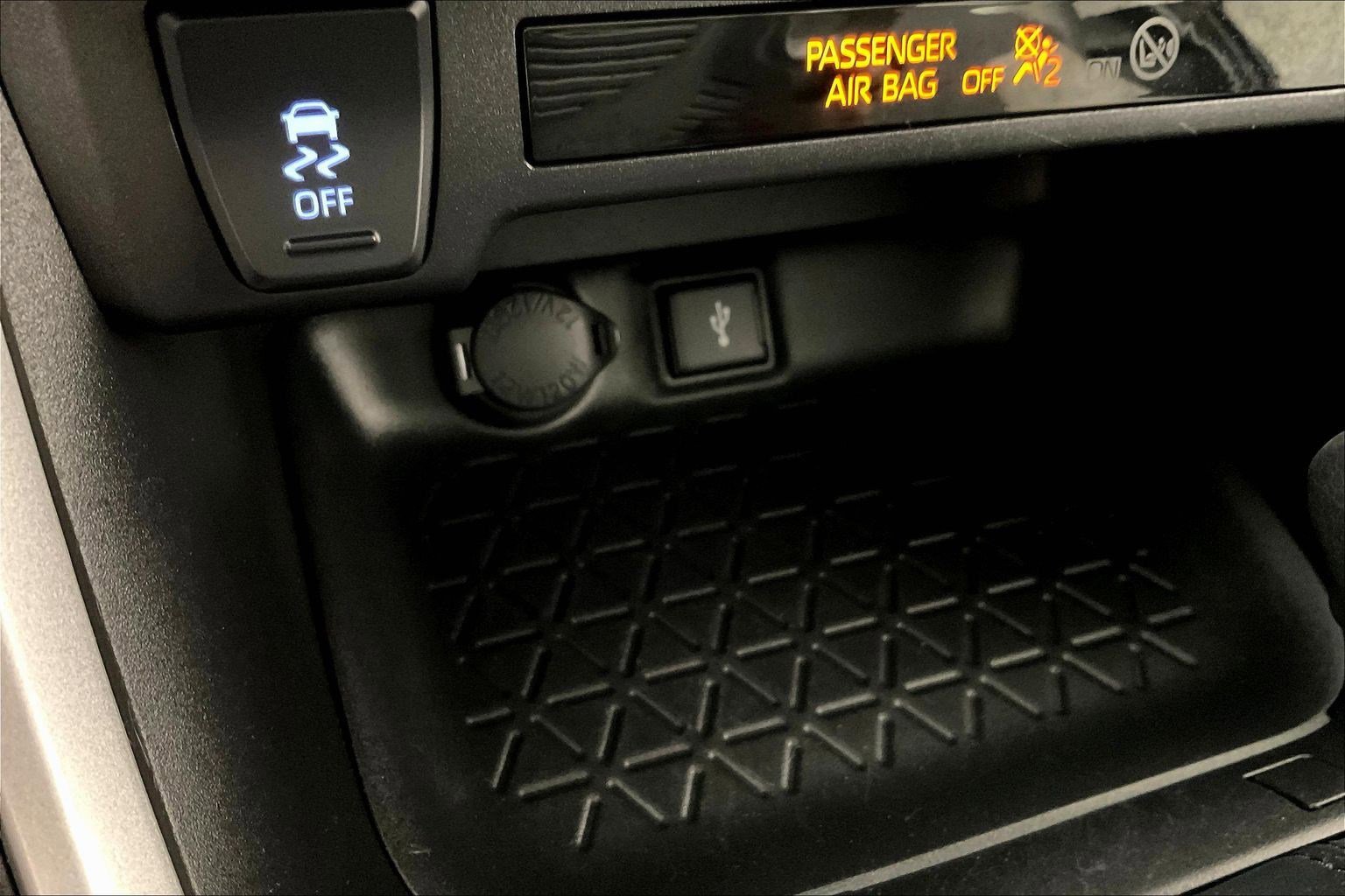 Used 2022 Toyota RAV4 XLE w/ Convenience Package image 16