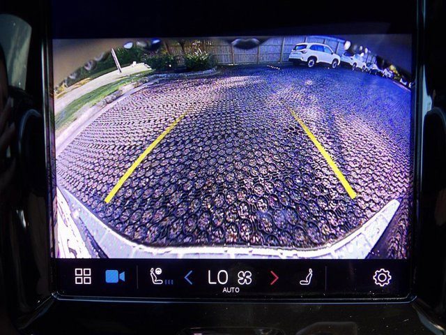 Certified 2023 Volvo XC60 B5 Ultimate w/ Climate Package image 20