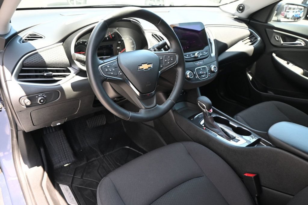 Used 2025 Chevrolet Malibu RS FWD image 8