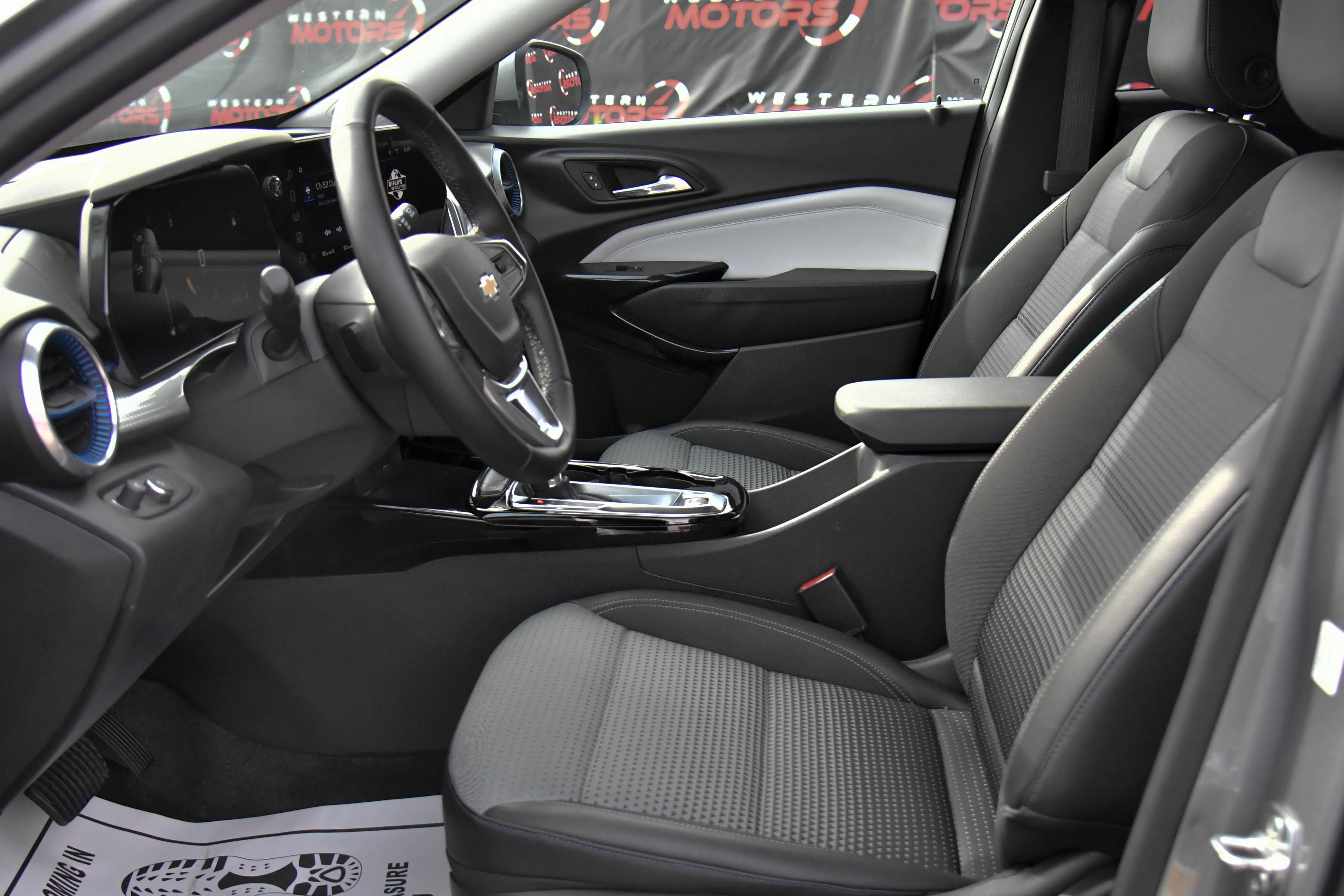 Used 2025 Chevrolet Trax LT w/ LT Convenience Package image 16