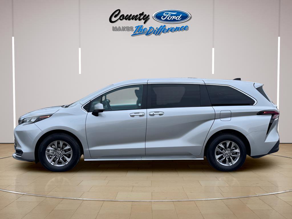Used 2025 Toyota Sienna LE FWD image 3