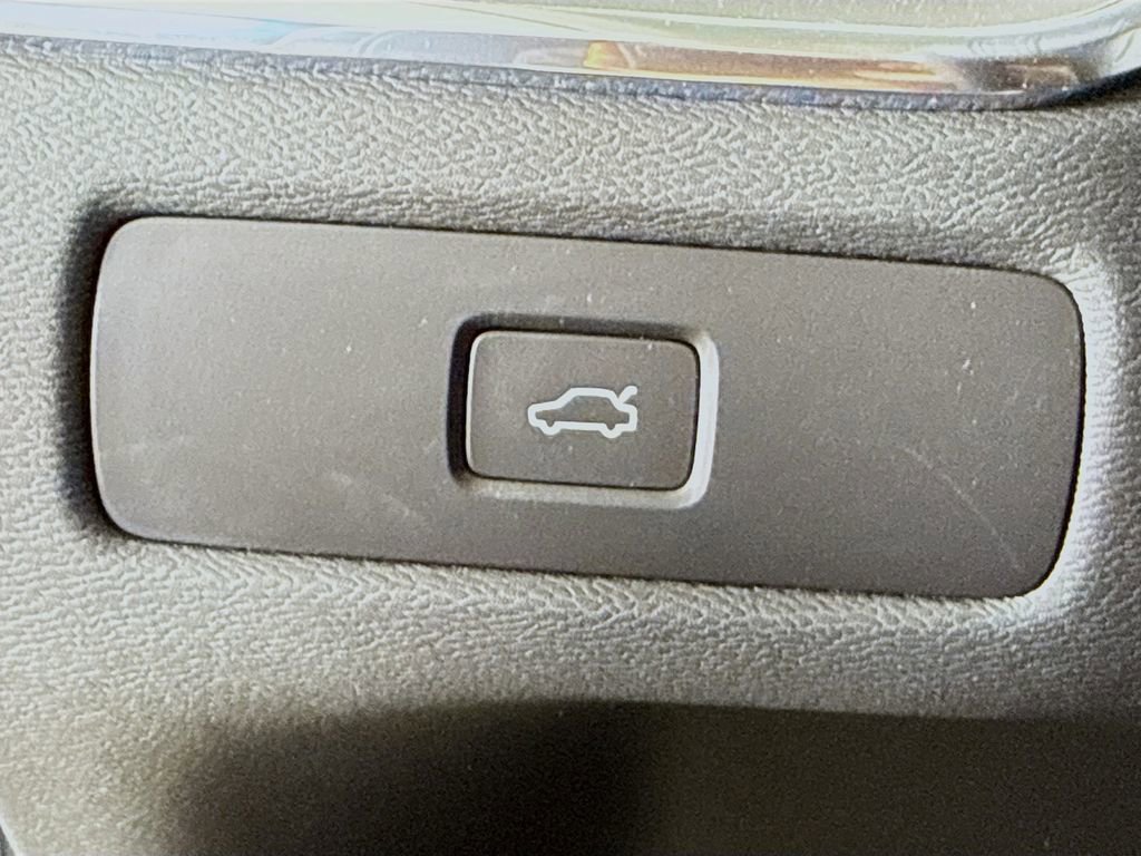 Used 2025 Volvo XC60 B5 Core w/ Protection Package Premier image 10