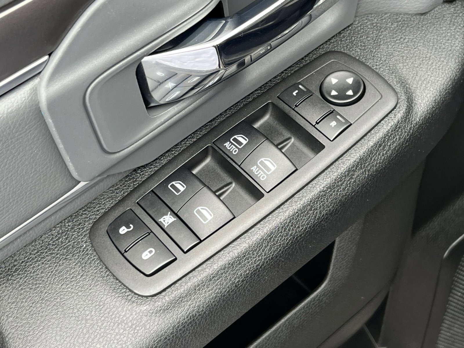 Used 2023 RAM 1500 Classic SLT image 13