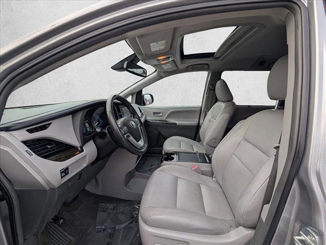 Used 2018 Toyota Sienna XLE image 17