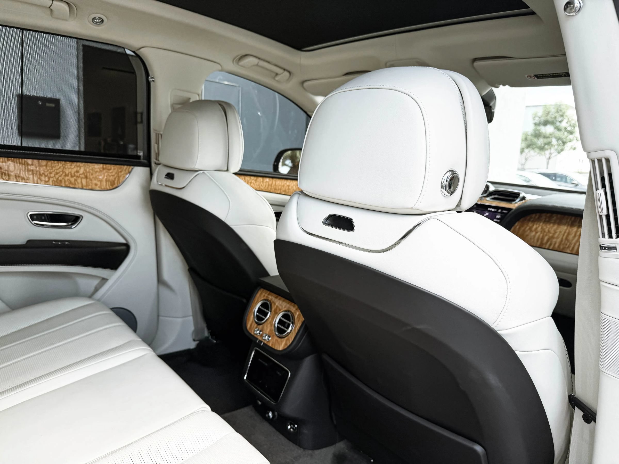 Used 2022 Bentley Bentayga AWD/4WD image 35