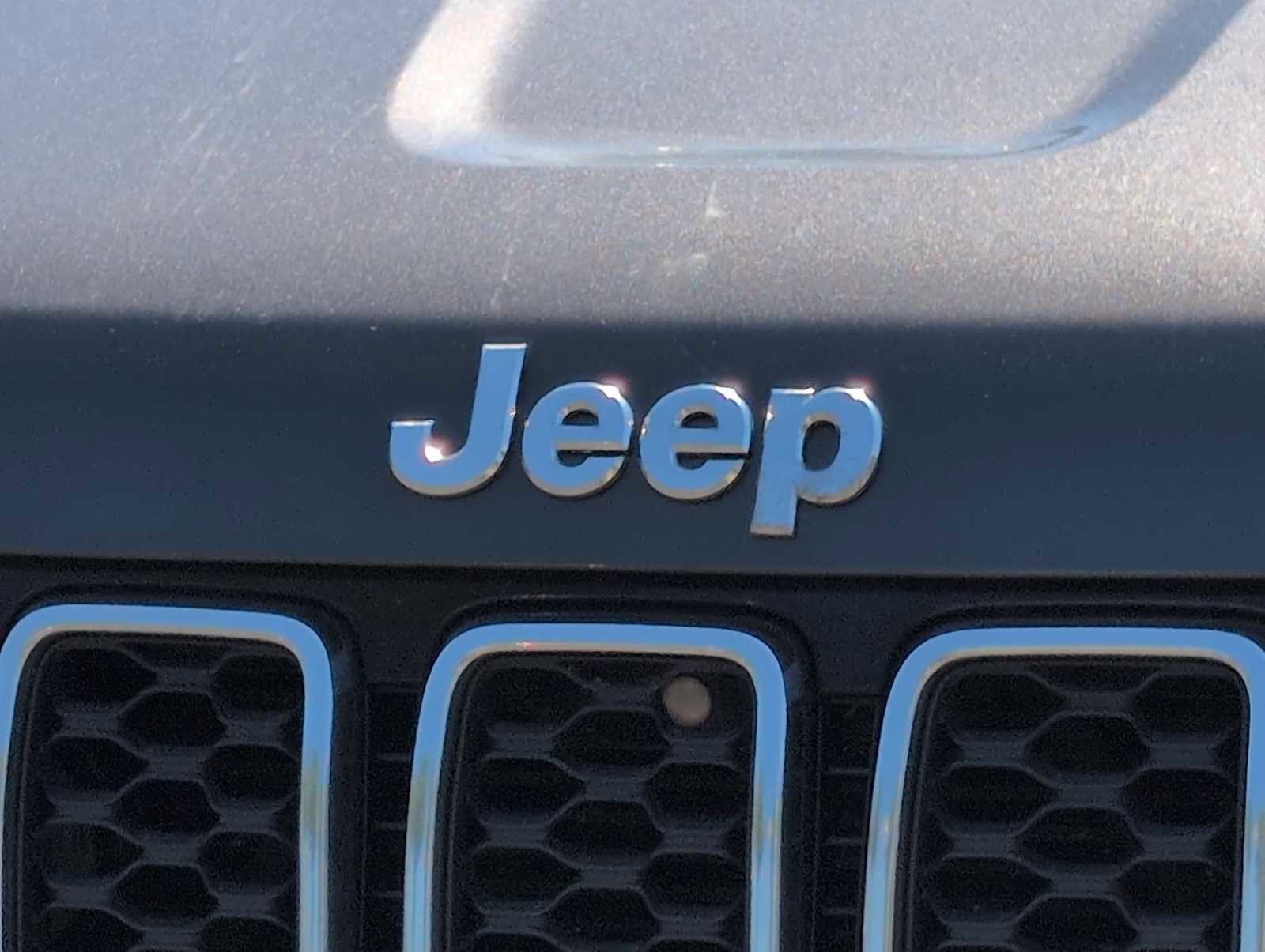 Used 2018 Jeep Grand Cherokee Limited image 11