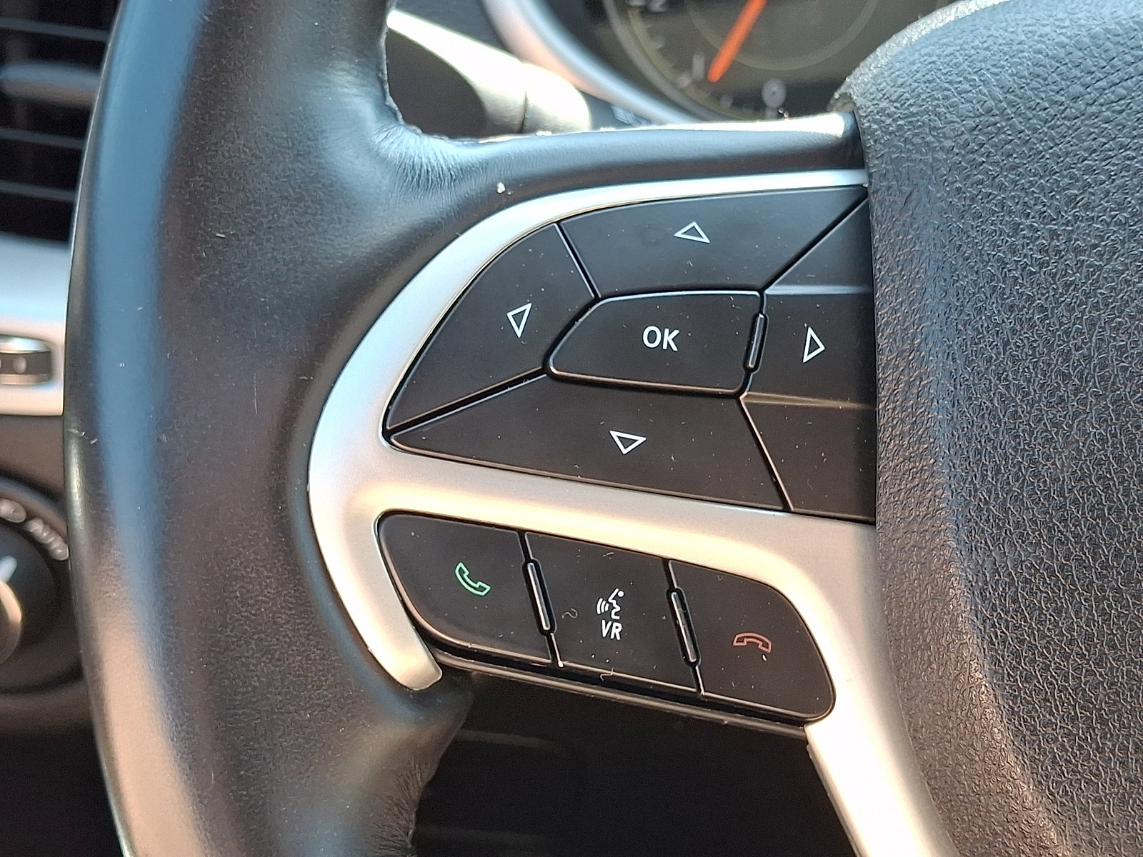 Used 2018 Jeep Cherokee Limited AWD/4WD image 22
