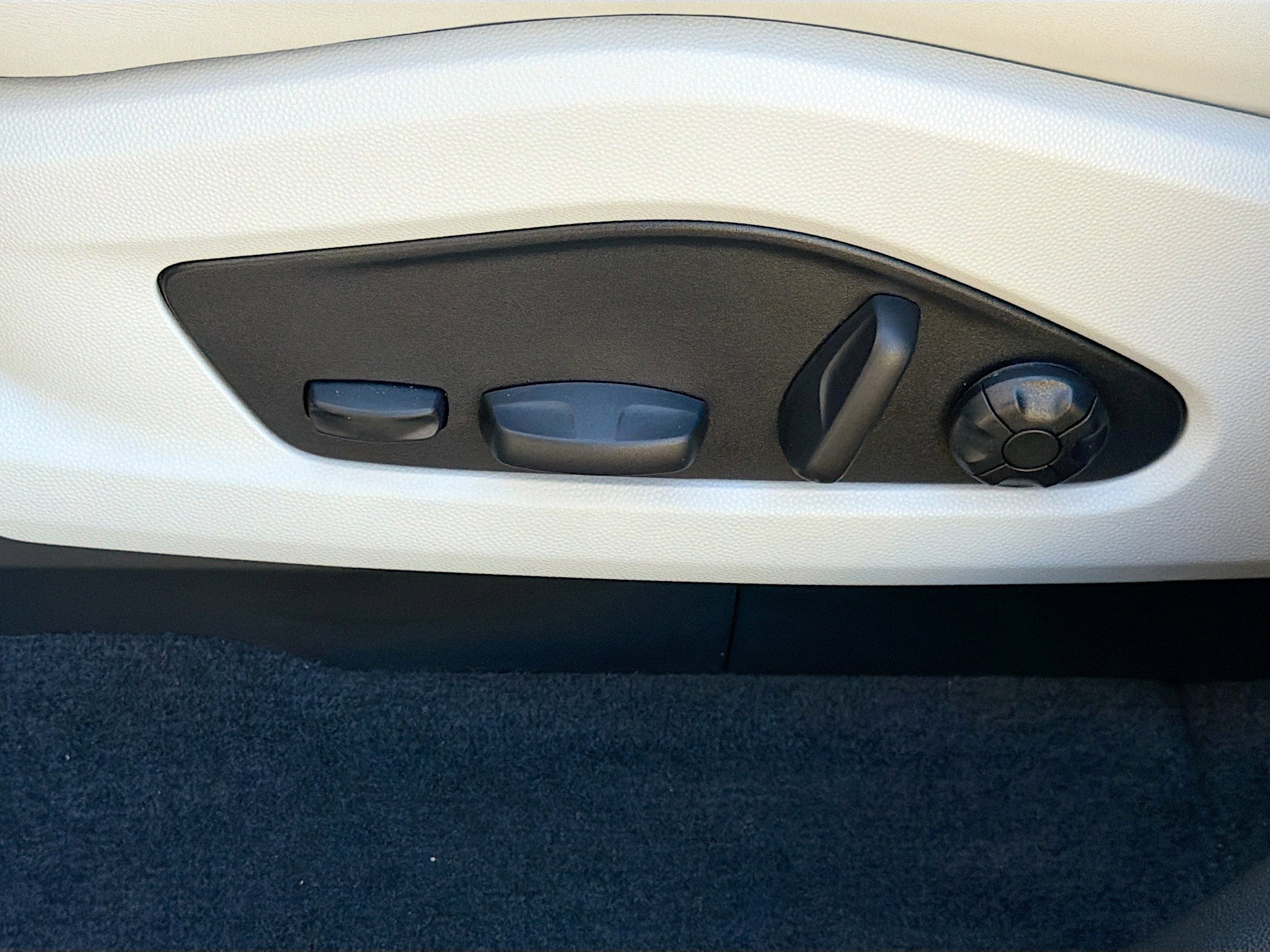 Used 2024 Porsche Macan 4 Electric image 26