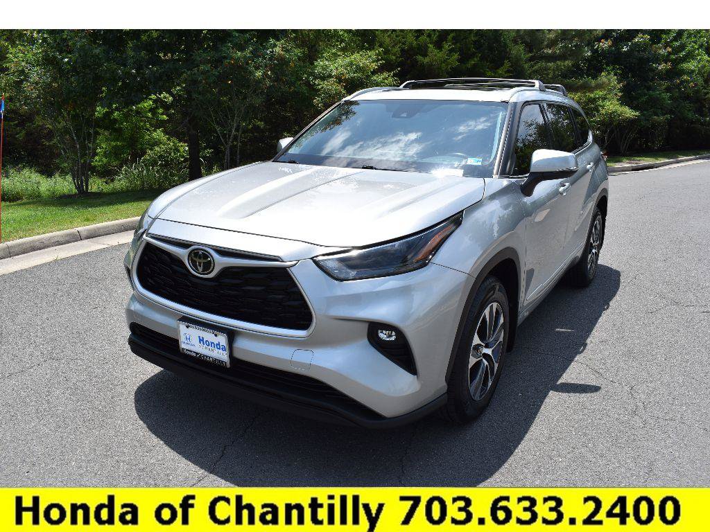 Used 2022 Toyota Highlander XLE AWD/4WD image 3