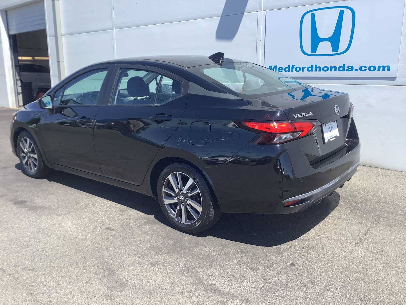 Used 2020 Nissan Versa SV FWD image 4