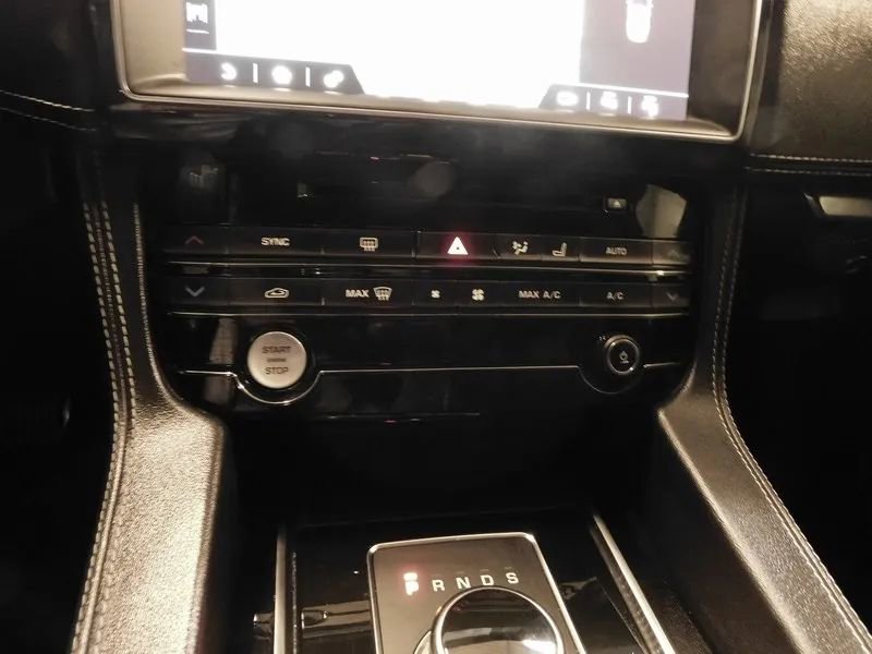 Used 2019 Jaguar F-PACE S AWD/4WD image 34