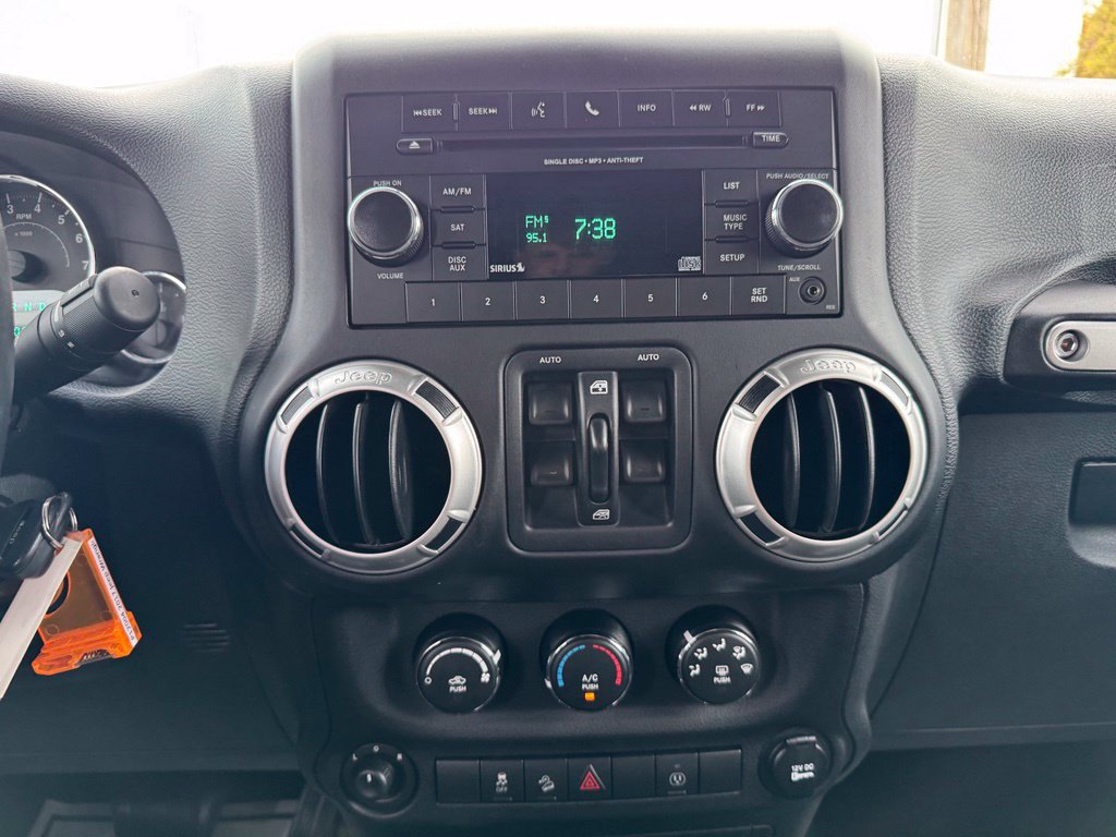 Used 2017 Jeep Wrangler Unlimited Sahara w/ Connectivity Group AWD/4WD image 25