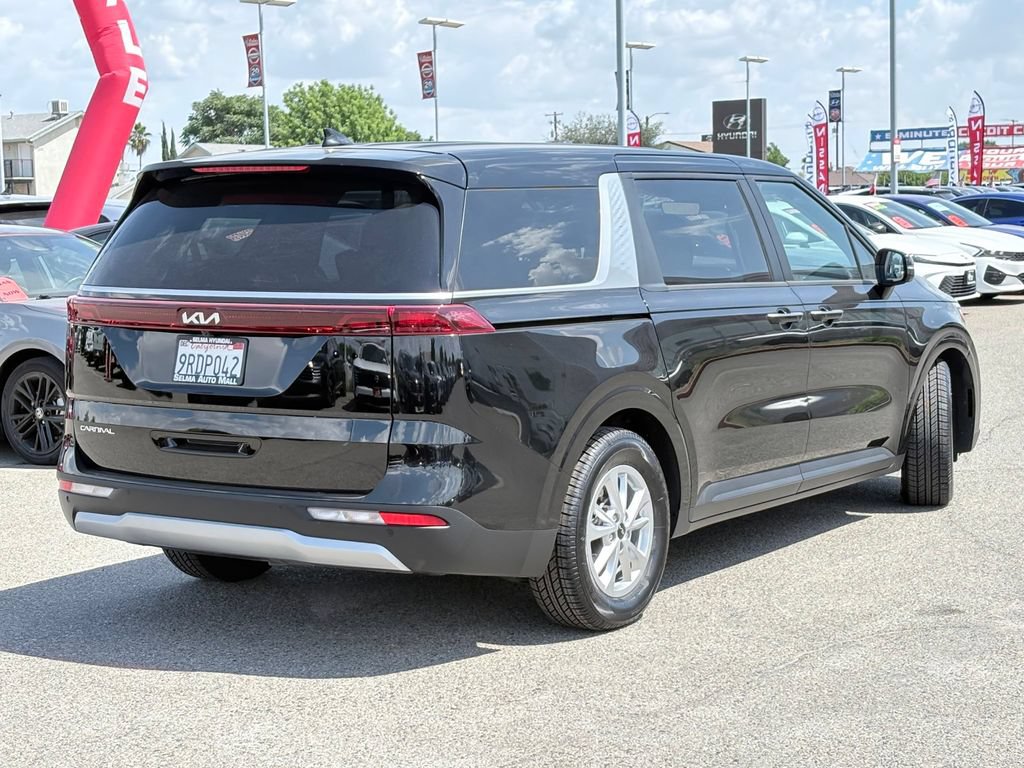 Used 2024 Kia Carnival LX FWD image 5