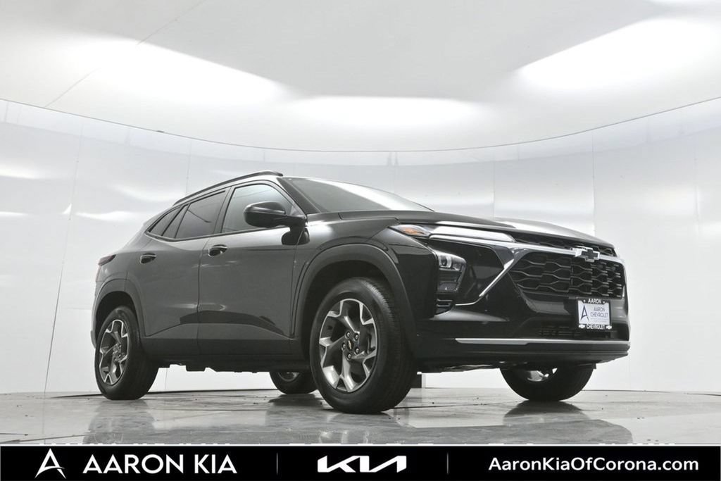 Used 2026 Chevrolet Trax LT w/ Sunroof Package FWD image 2
