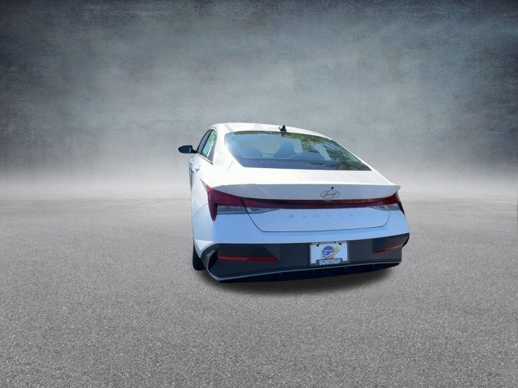Certified 2025 Hyundai Elantra SE image 19