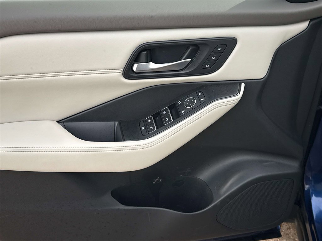 Used 2022 Nissan Rogue SL w/ SL Premium Package image 12