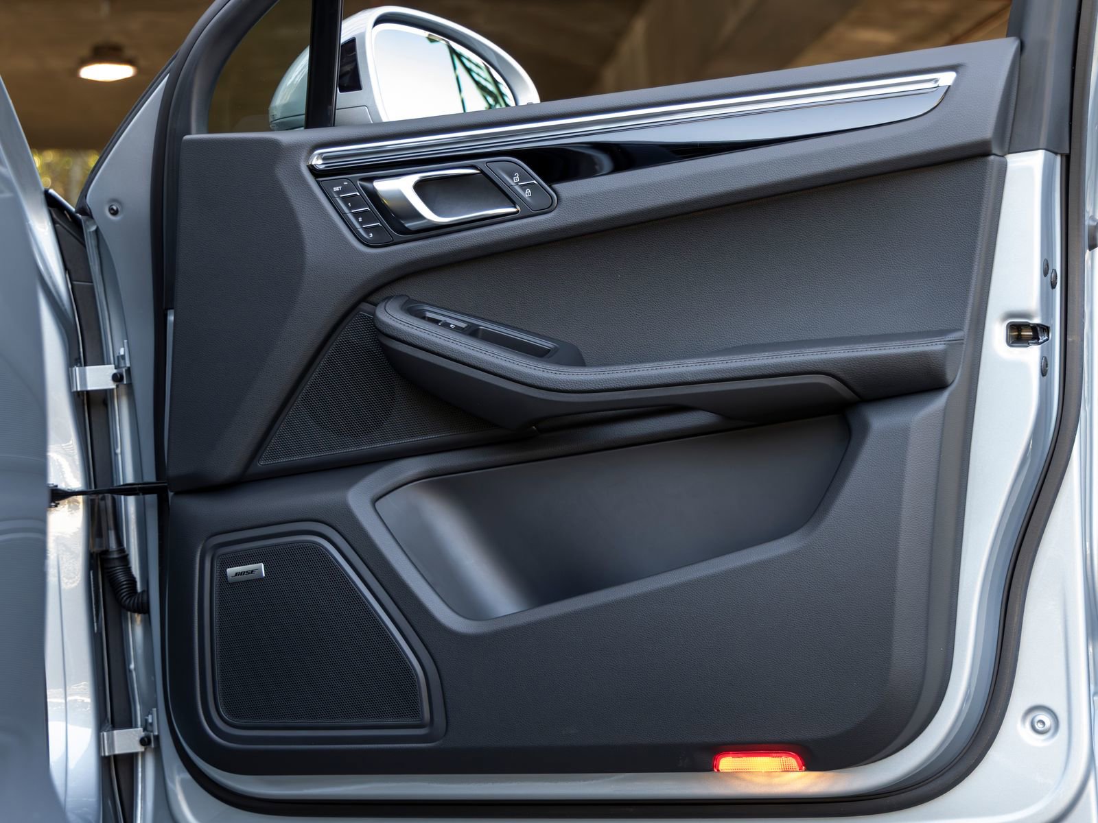 Certified 2025 Porsche Macan AWD/4WD image 51