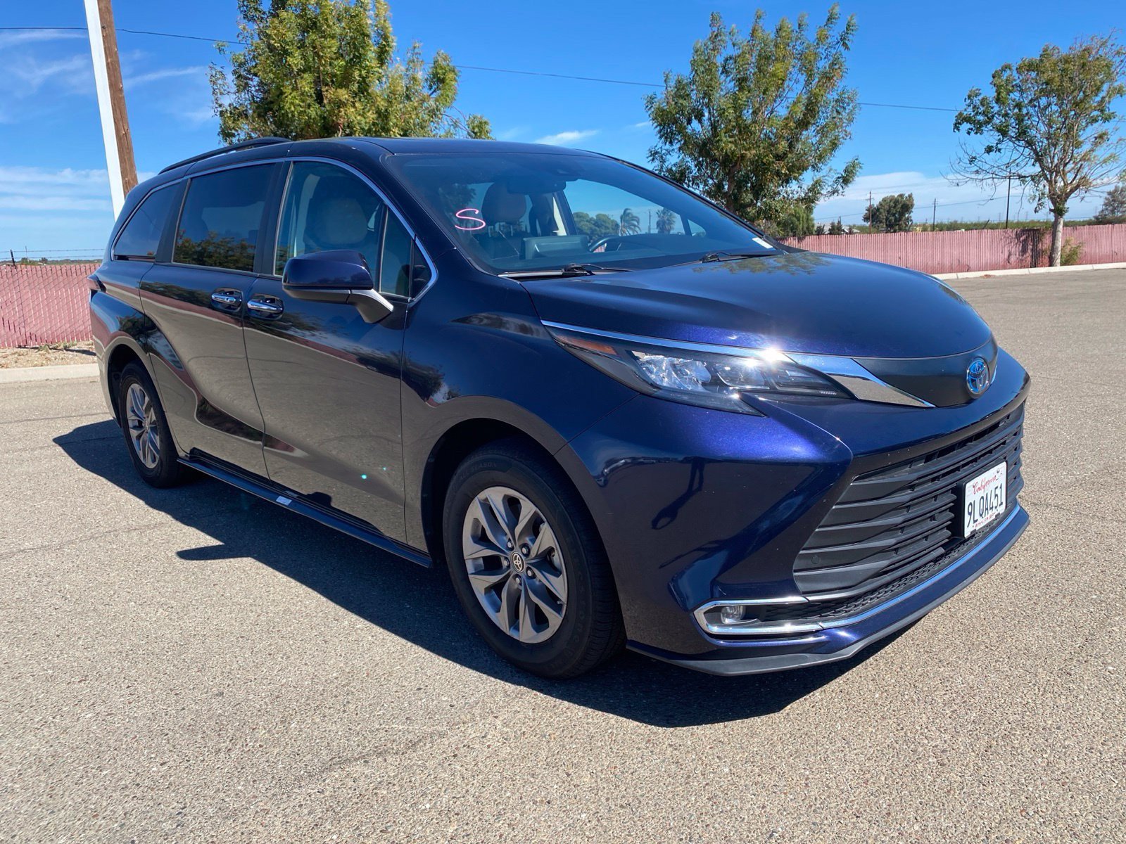 Used 2024 Toyota Sienna XLE FWD image 4