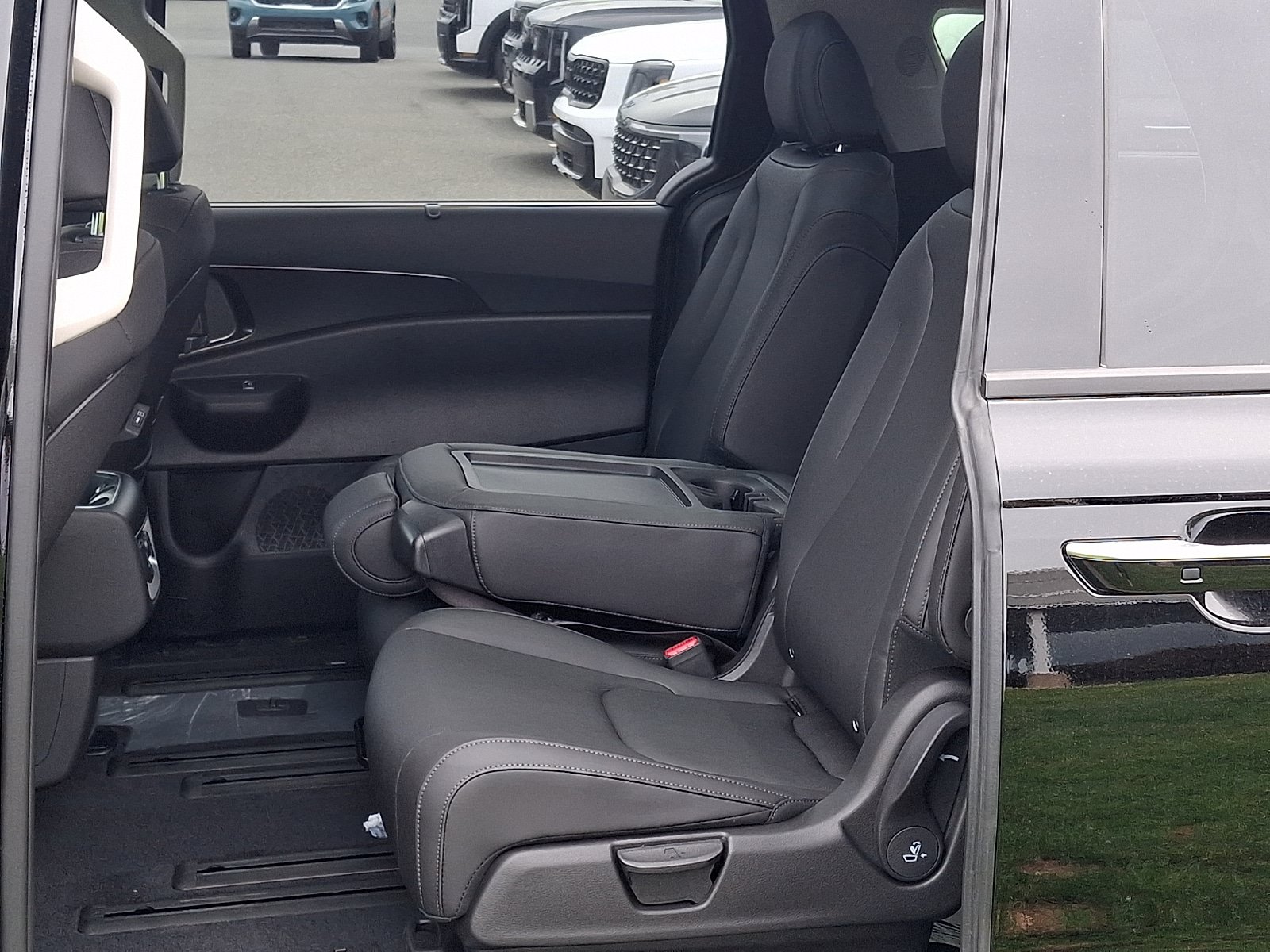 New 2026 Kia Carnival SX w/ SX Dark Edition Package FWD image 6