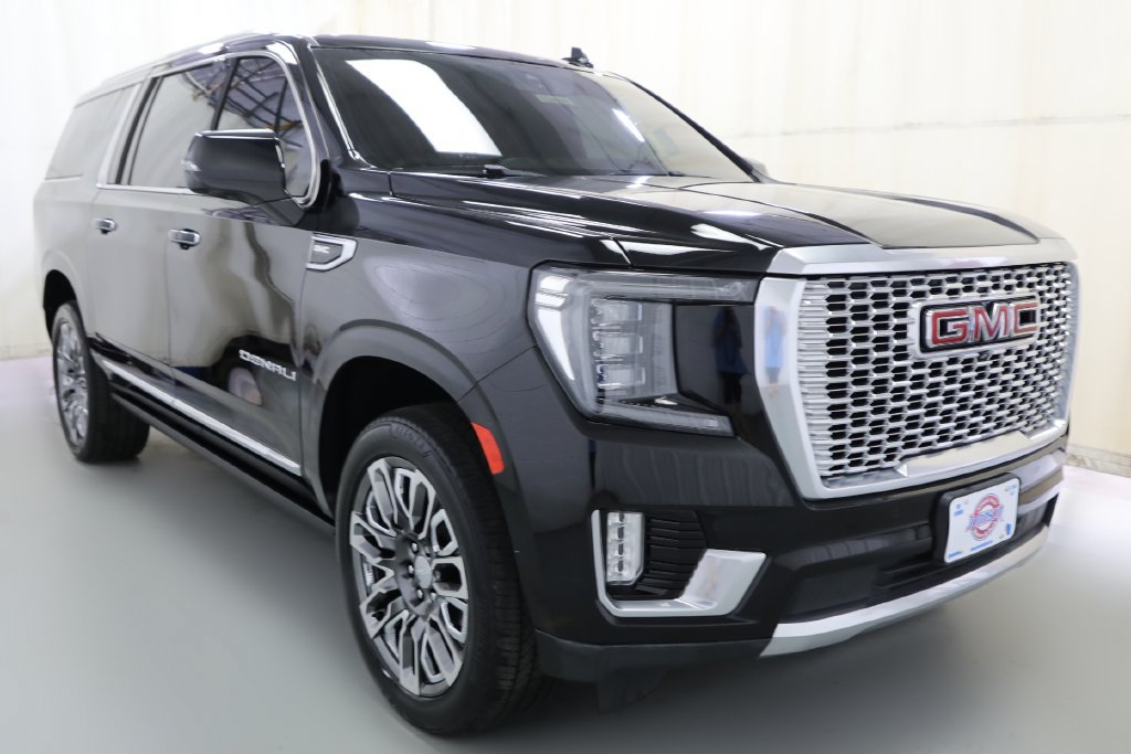 Used 2022 GMC Yukon XL Denali w/ Denali Premium Package AWD/4WD image 3