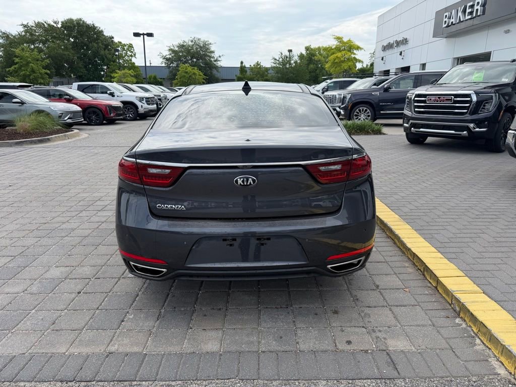 Used 2017 Kia Cadenza Premium w/ Luxury Package FWD image 6