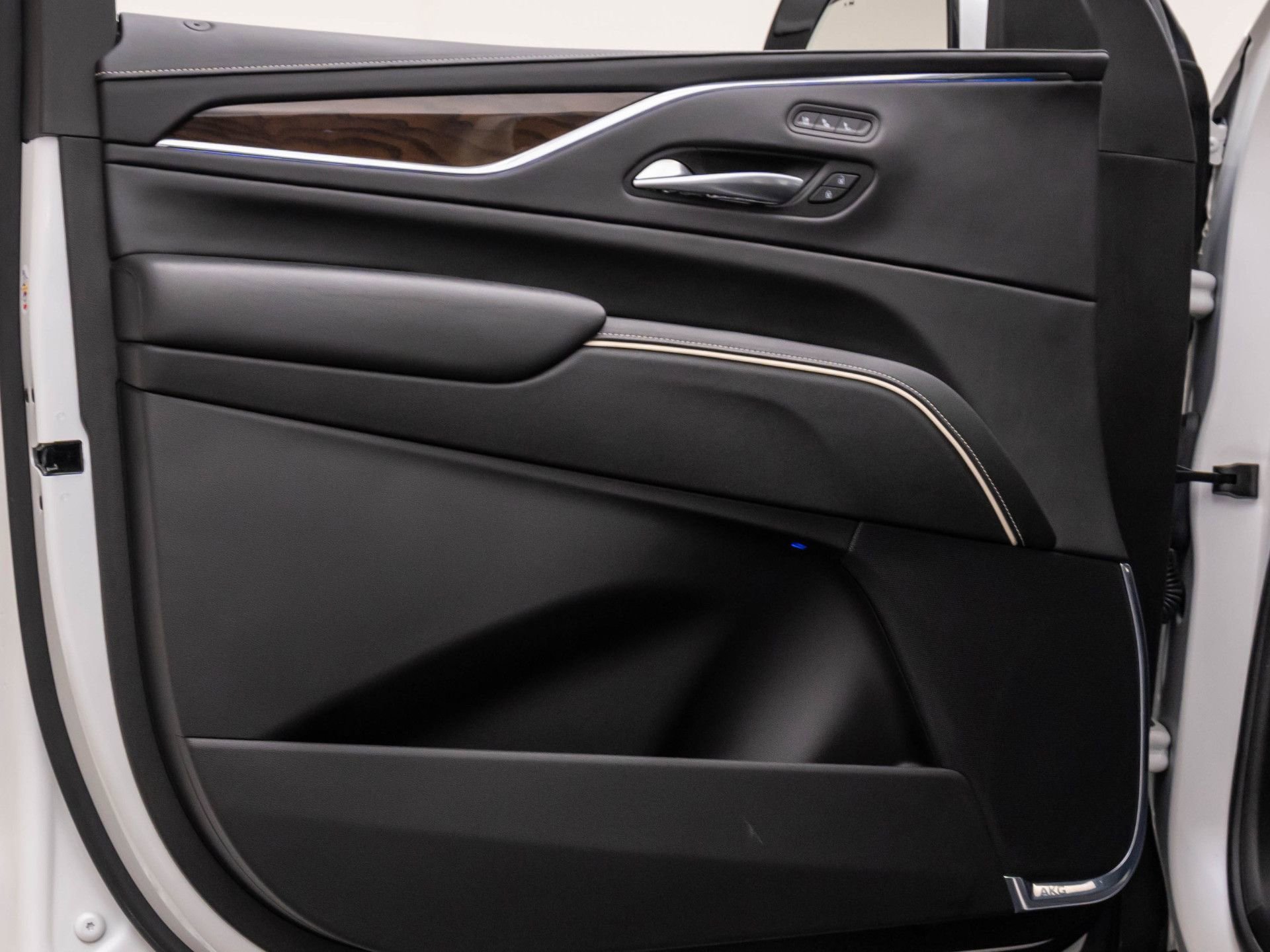 Certified 2024 Cadillac Escalade ESV Premium Luxury Platinum w/ Heavy-Duty Trailer Package image 16