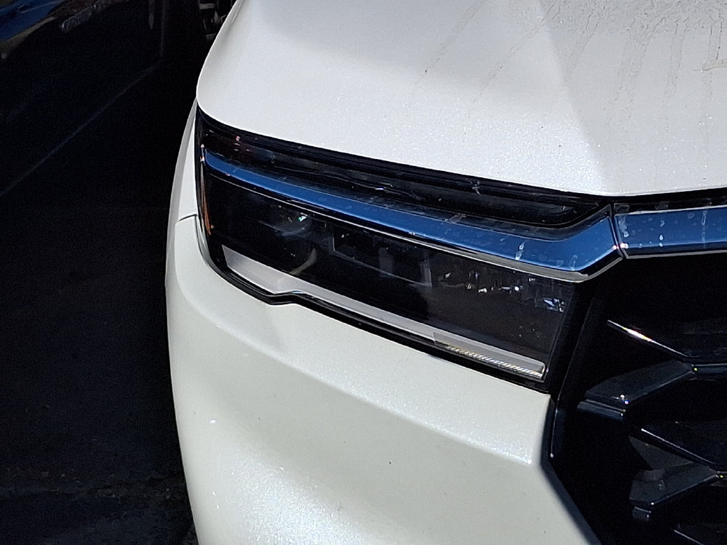 Used 2025 Honda Pilot Touring image 3