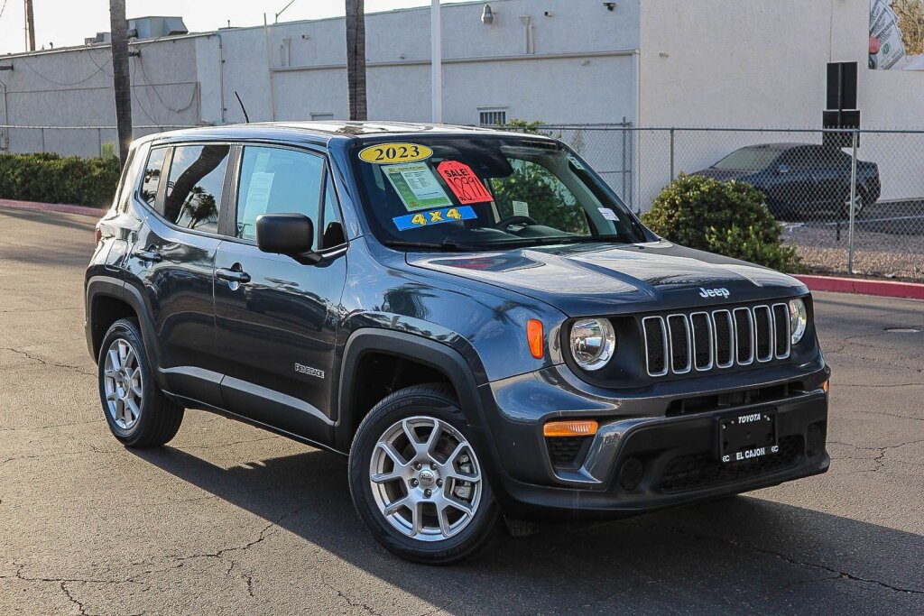 Used 2023 Jeep Renegade Latitude AWD/4WD image 1