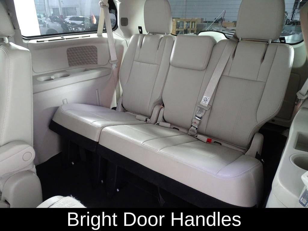 Used 2014 Chrysler Town & Country Touring-L w/ Driver Convenience Group image 11