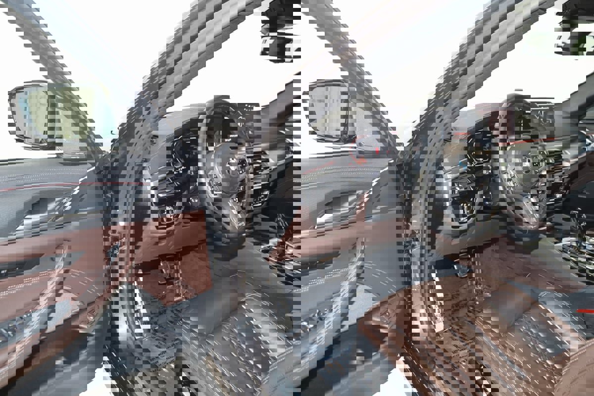 Used 2023 BMW M550i xDrive image 58