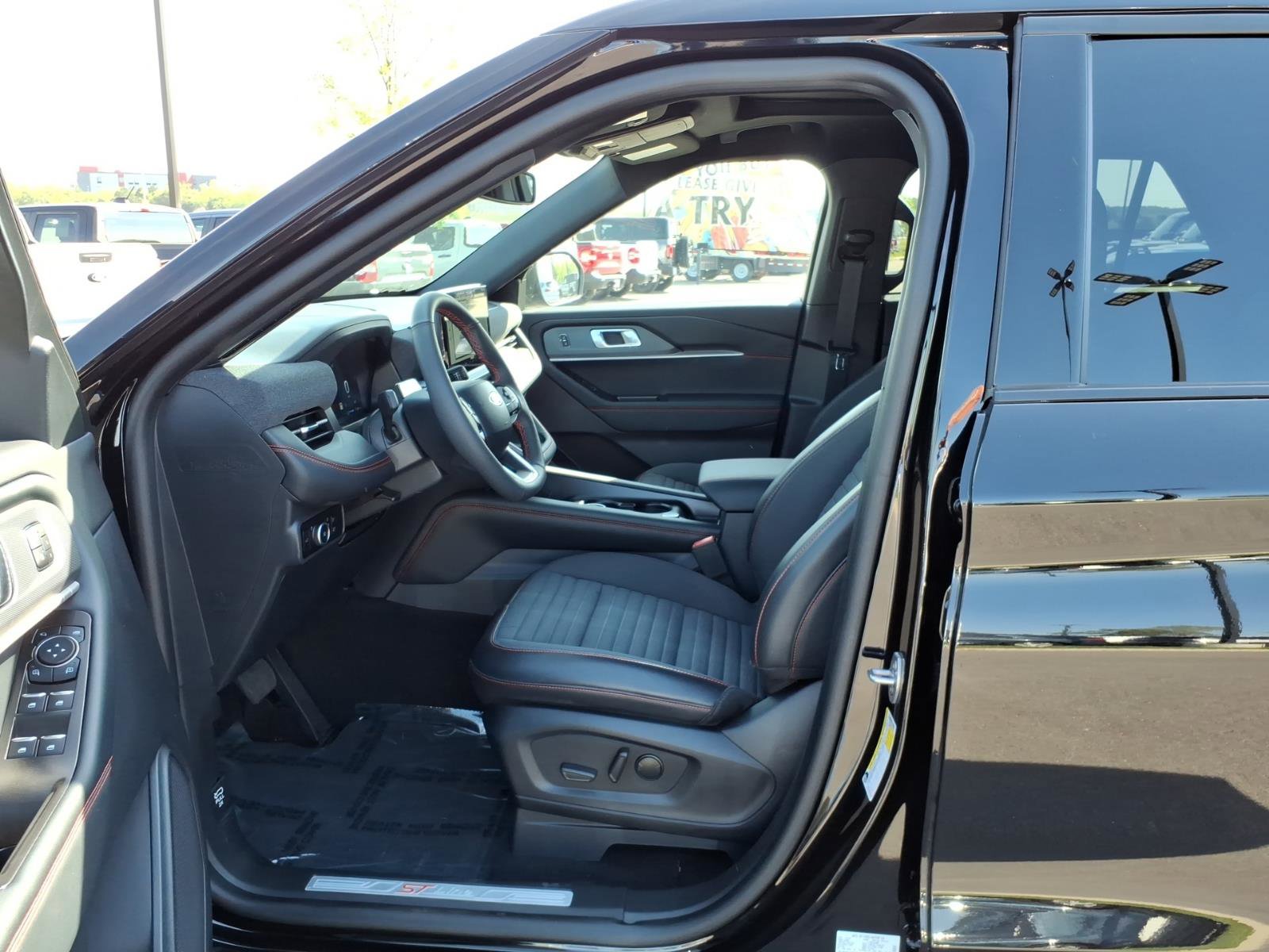 Certified 2025 Ford Explorer ST-Line w/ Premium Package image 11