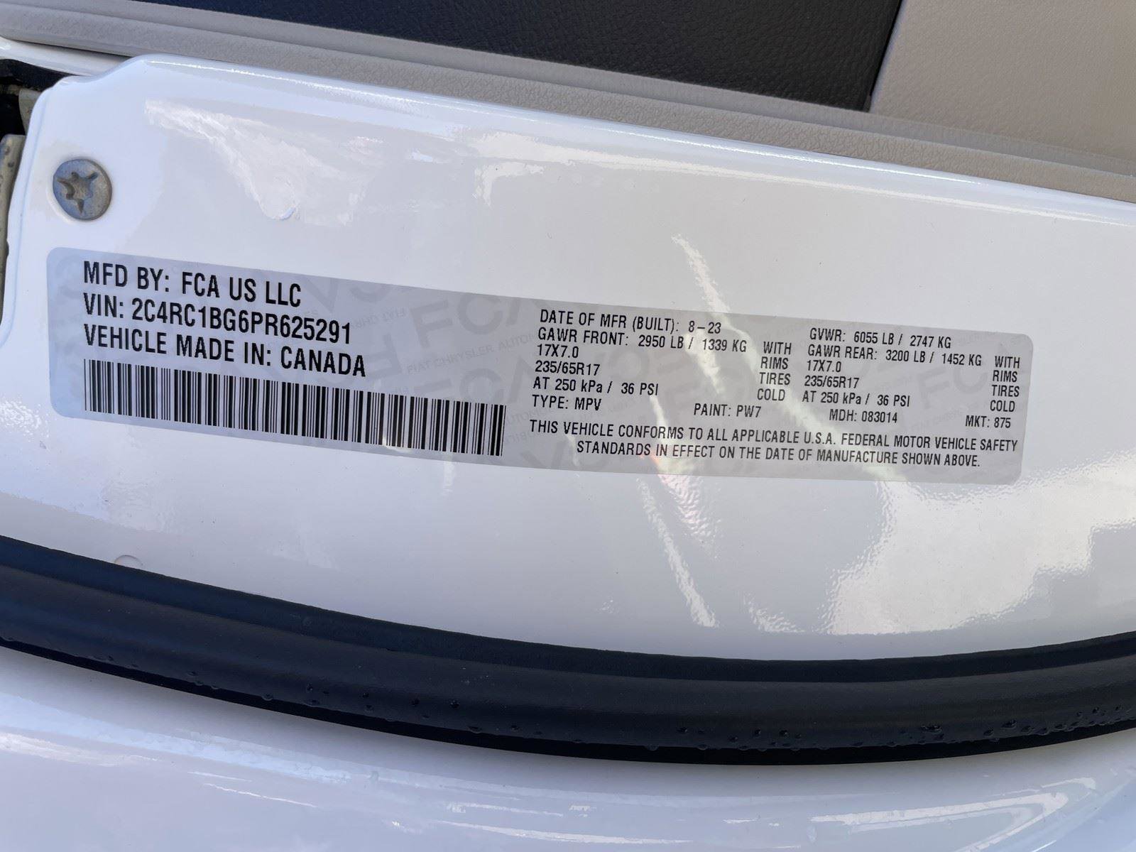 Used 2023 Chrysler Pacifica Touring-L image 11