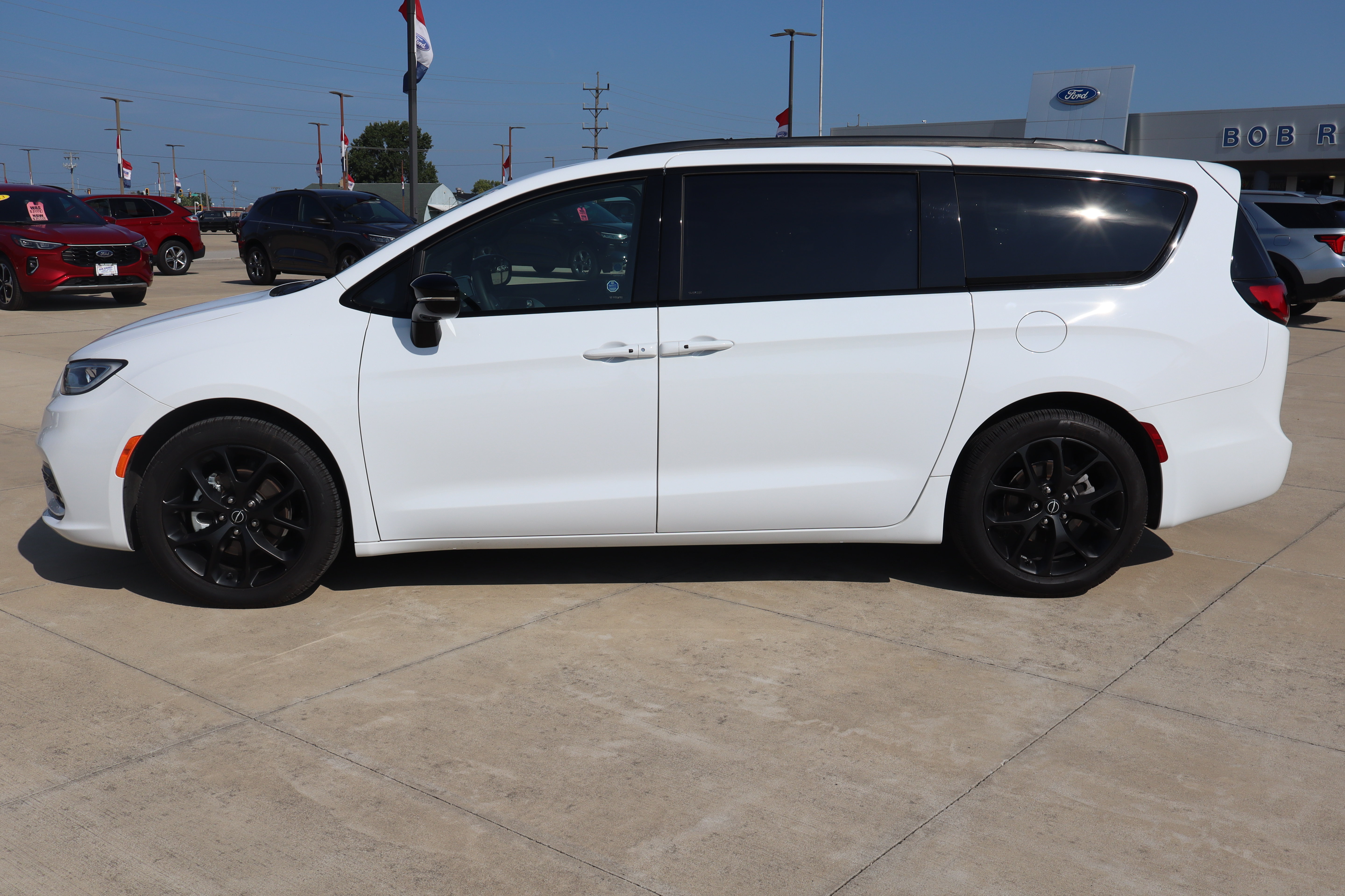 Used 2025 Chrysler Pacifica Limited FWD image 8