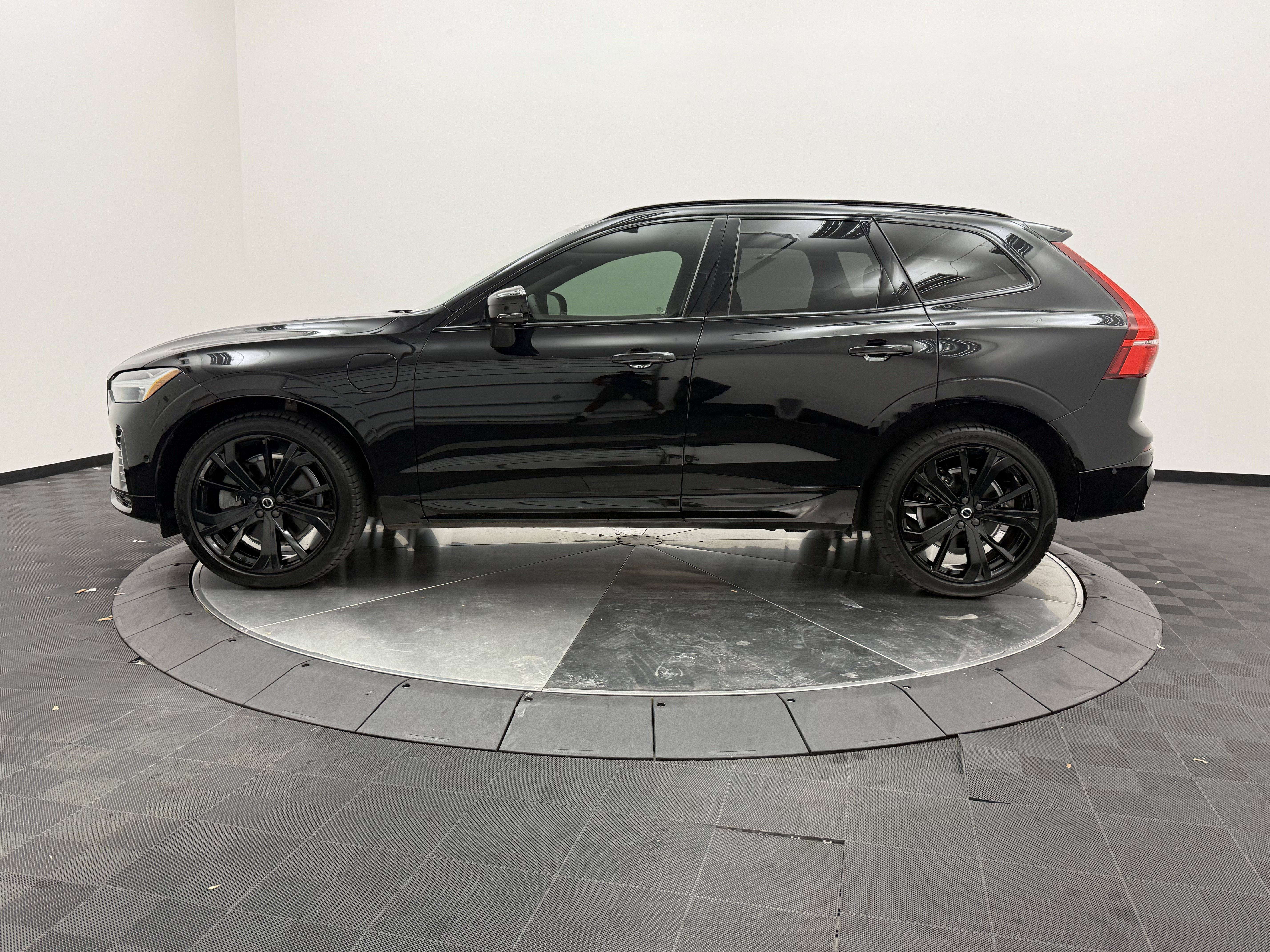 Certified 2024 Volvo XC60 T8 Ultimate w/ Protection Package Premier AWD/4WD image 4