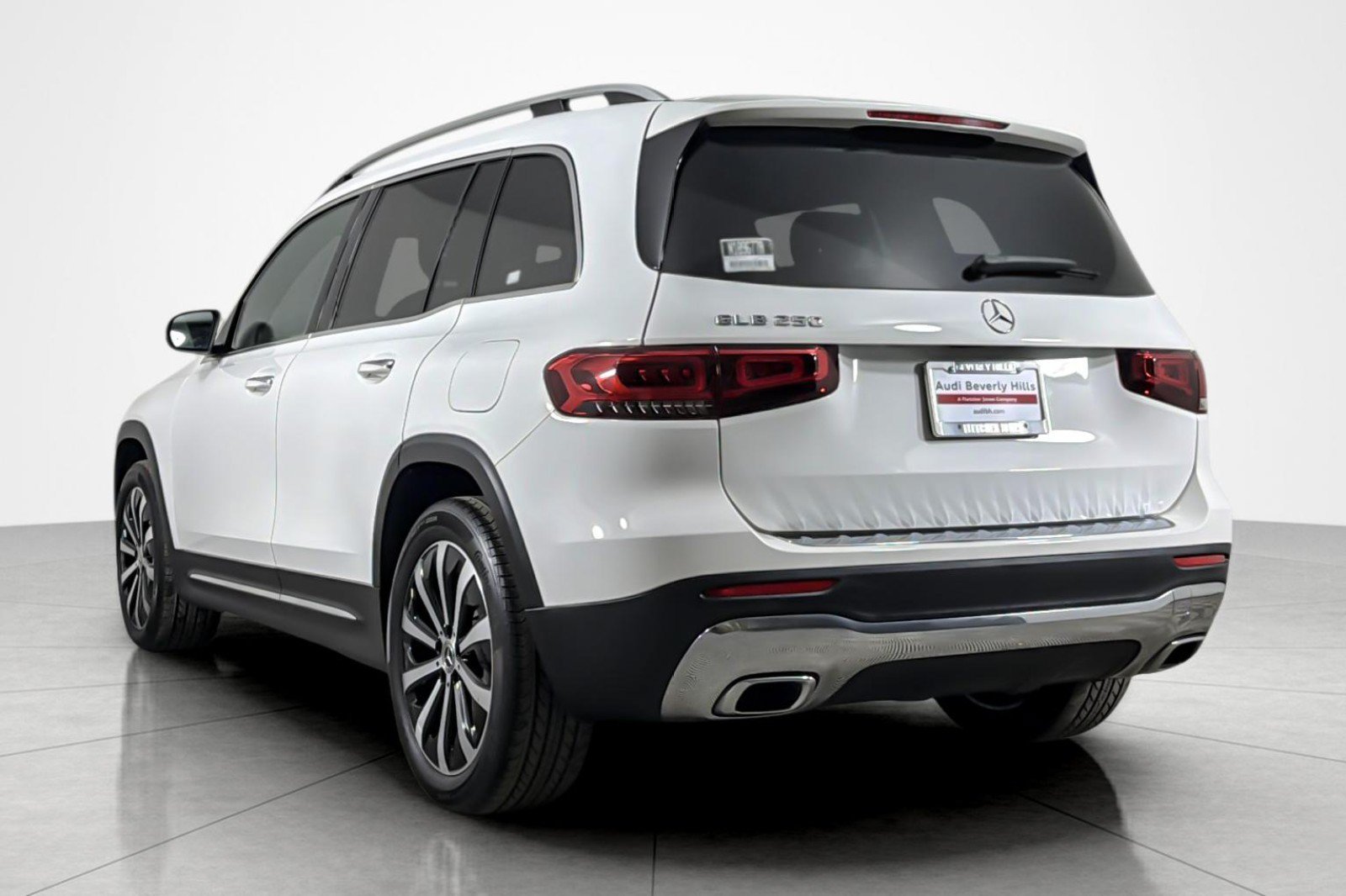 Used 2022 Mercedes-Benz GLB 250 w/ Premium Package Lite image 3