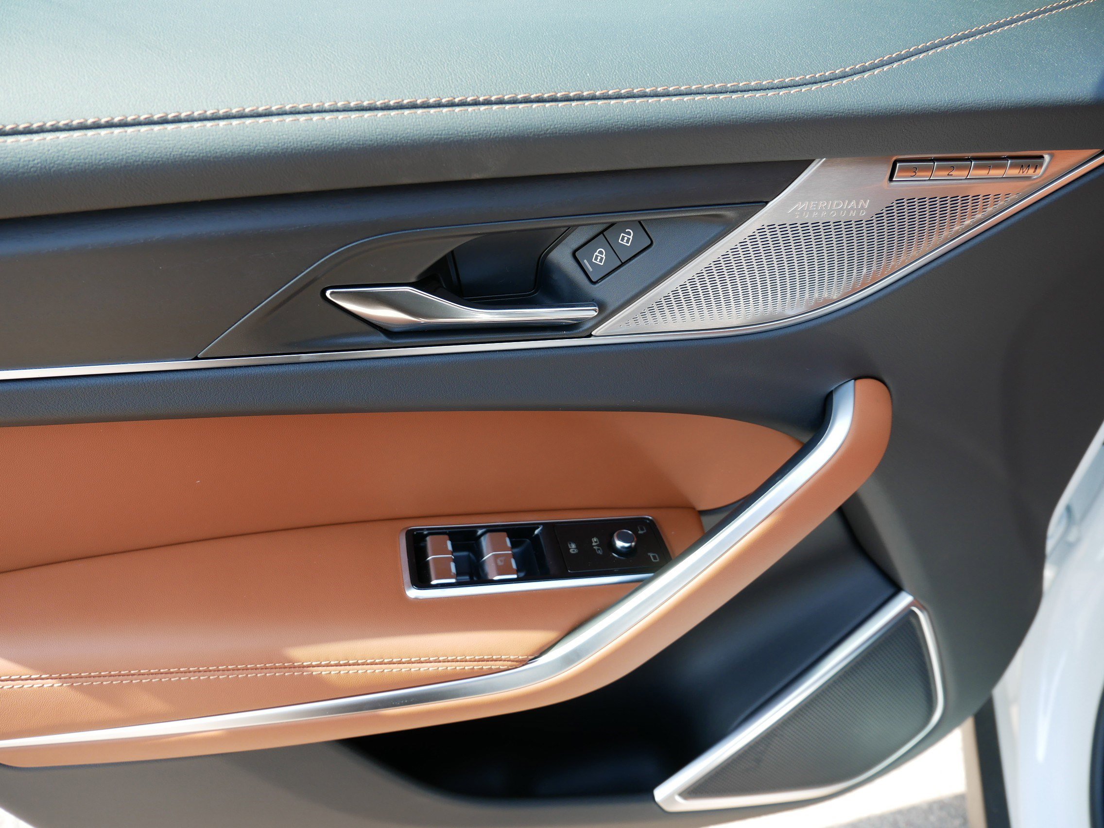 New 2026 Jaguar F-PACE R-Dynamic S image 4