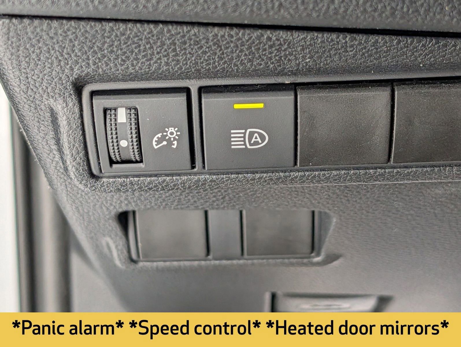 Used 2025 Toyota Corolla Cross LE image 9