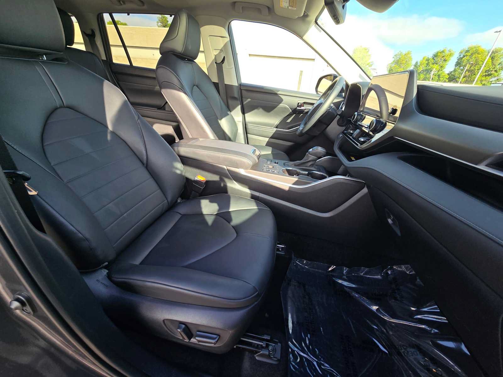 Used 2024 Toyota Highlander XLE AWD/4WD image 10