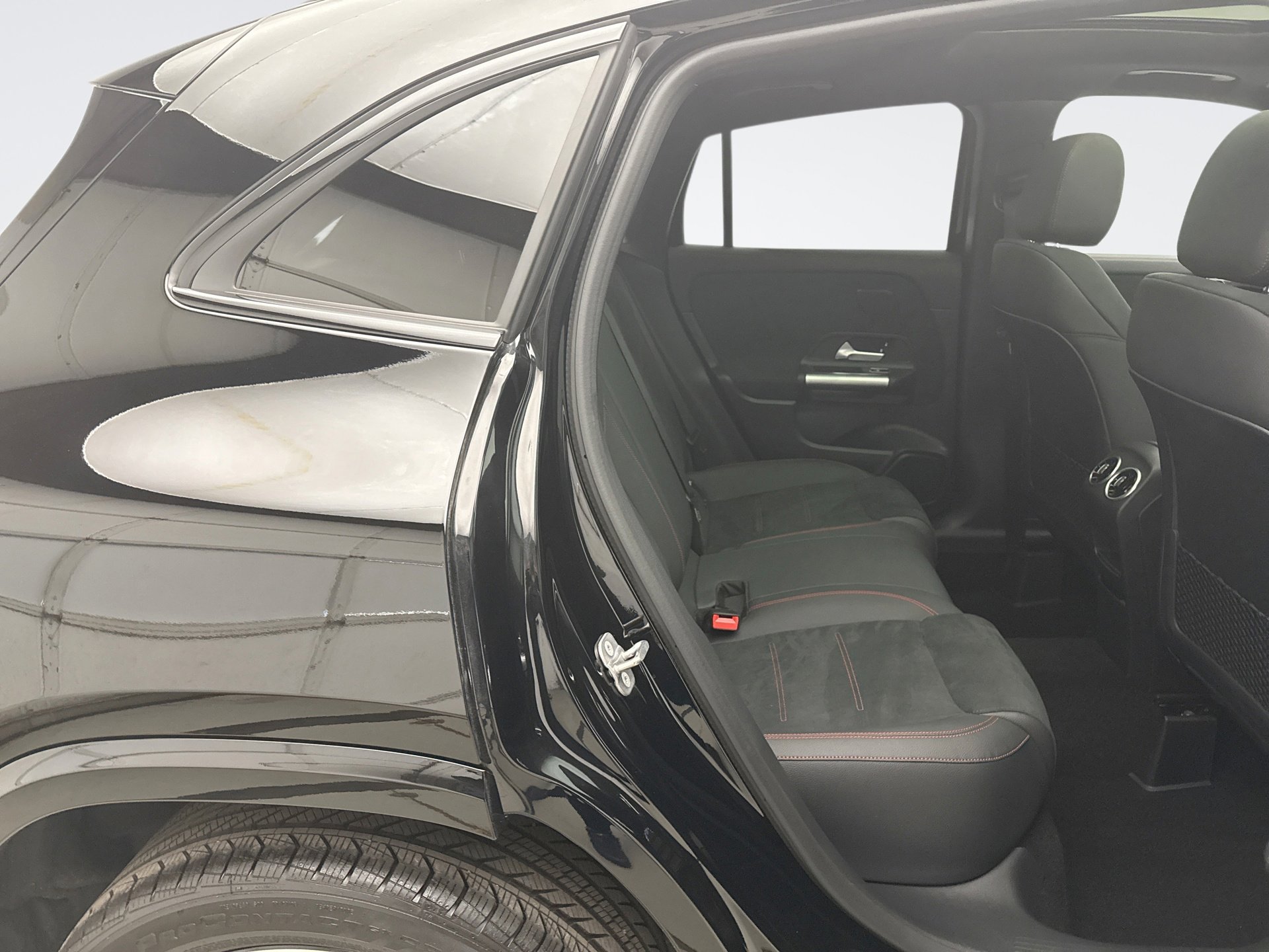 Used 2025 Mercedes-Benz GLA 250 4MATIC w/ AMG Night Package image 19