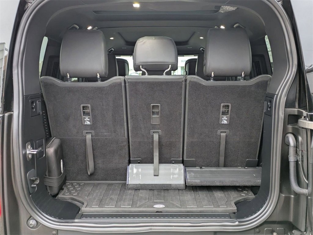 Used 2023 Land Rover Defender 130 X-Dynamic SE image 34