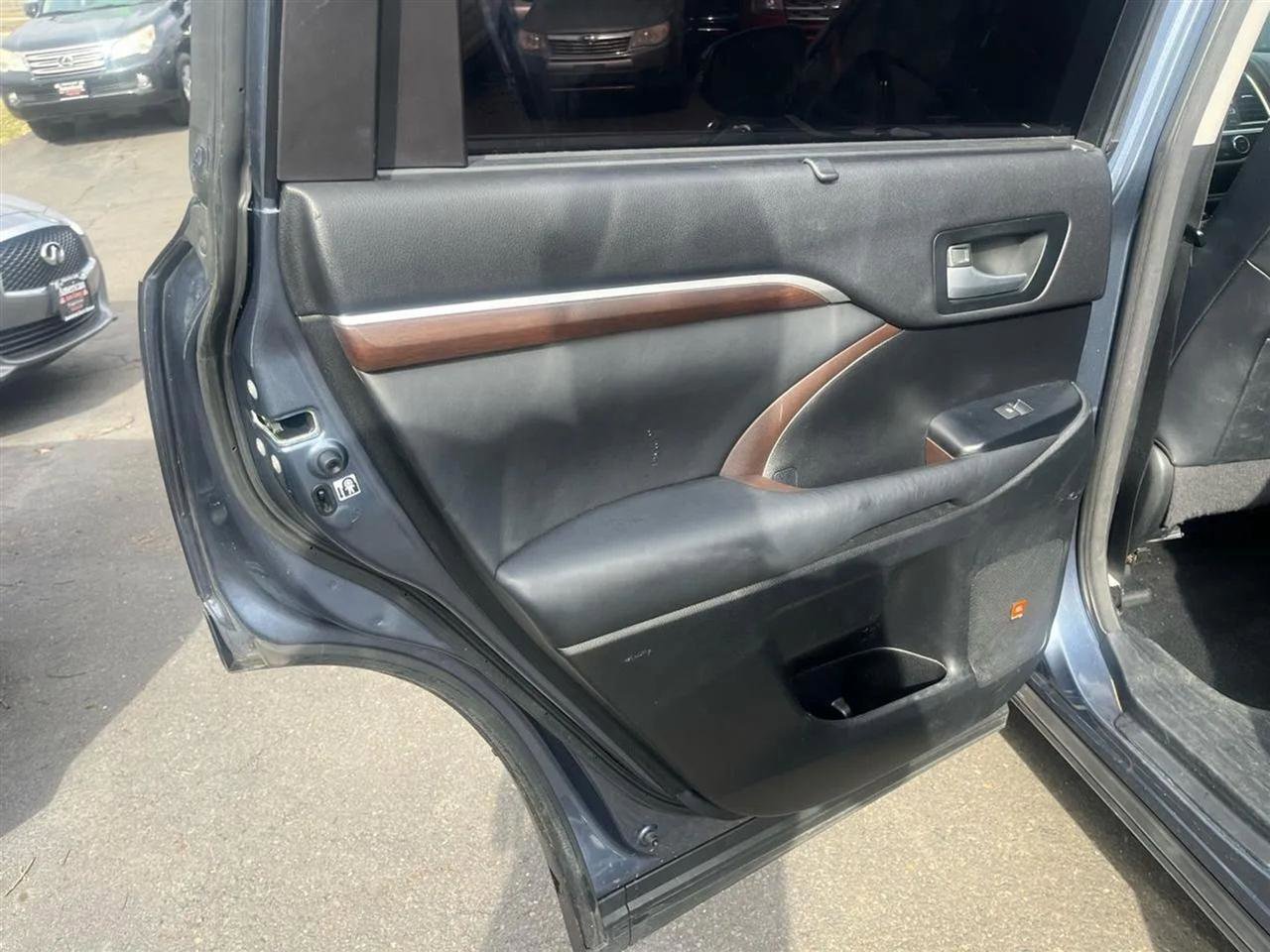 Used 2015 Toyota Highlander Limited image 18