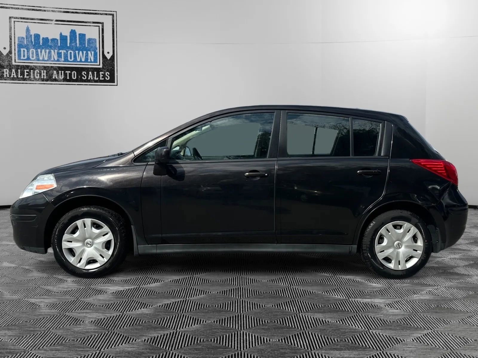 Used 2011 Nissan Versa 1.8 S w/ Plus Pkg image 5