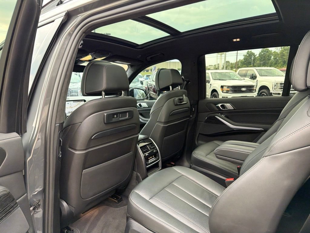 Used 2022 BMW X7 xDrive40i w/ M Sport Package AWD/4WD image 15