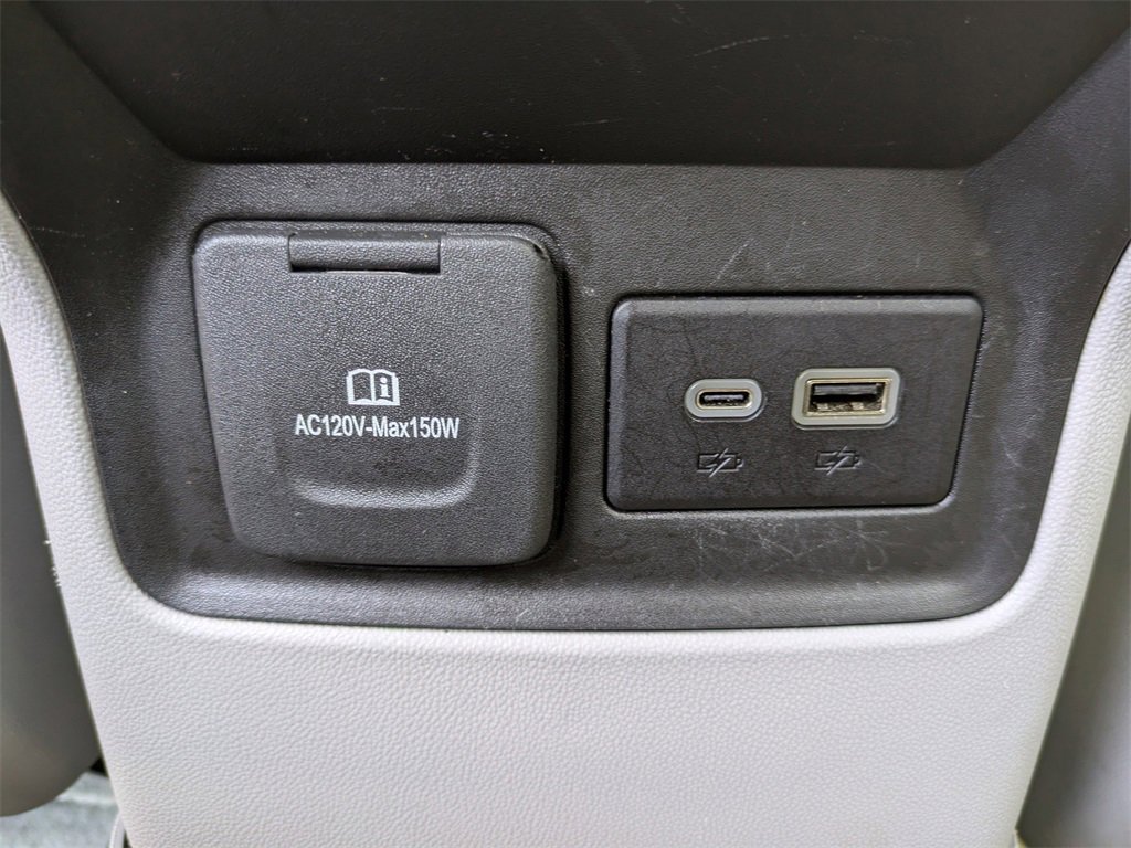 Used 2023 GMC Acadia SLT image 16