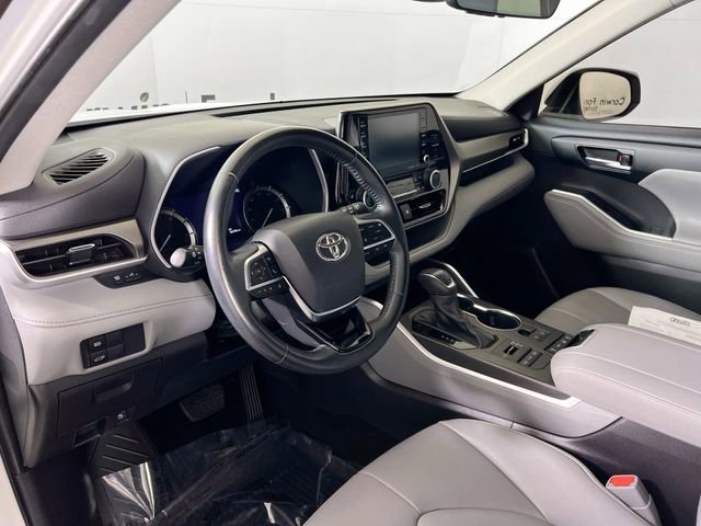 Used 2021 Toyota Highlander XLE AWD/4WD image 4