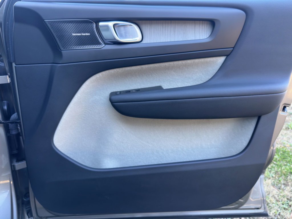 Used 2020 Volvo XC40 T4 Inscription image 37